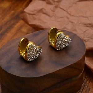 Orecchini a cerchio a cuore dorati con cristalli pavé su supporto in legno di noce