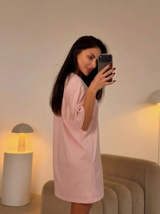 Robe T-shirt oversize en pur coton rose en selfie miroir avec un éclairage naturel et doux