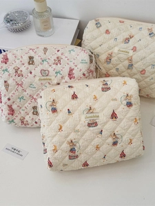 Trousses à maquillage matelassées aux motifs floraux, d'ours roses et de lapins bleus