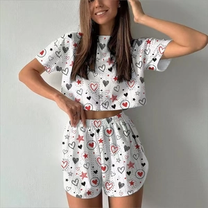 Completo estivo da donna con stampa a cuori e stelle, crop top a maniche corte e pantaloncini