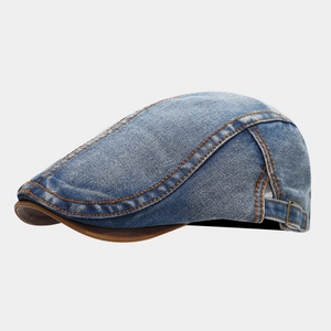Detailansicht der Jeans-Schiebermütze mit Lederschirm und verstellbarer Metallschnalle