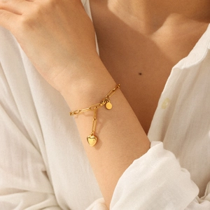 Elegantes Armband aus 18K vergoldetem Edelstahl mit Herzanhänger am Handgelenk