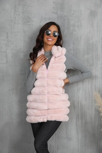 Détail du gilet en fausse fourrure rose avec coutures horizontales et fermeture éclair