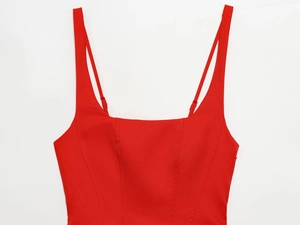 Détail d'un débardeur rouge sans manches avec col carré sur un fond blanc neutre