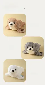 Tre peluche a forma di foca in marrone grigio e bianco in soffice pelliccia sintetica