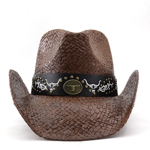 Chapeau de cowboy marron en paille avec bande en cuir, broderie tête de taureau et rivets