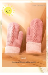Dettaglio di muffole in maglia rosa con polsini in peluche spessi per l'inverno