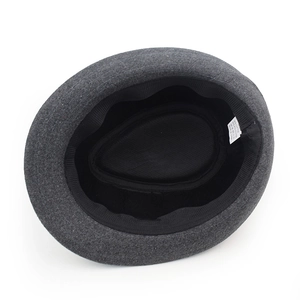 Détail de l'intérieur du chapeau de jazz avec étiquette 35% coton et 65% polyester