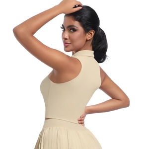 Vue latérale d'un ensemble débardeur polo beige et jupe plissée de tennis pour femme