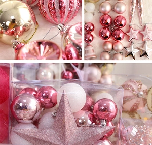 Vue détaillée d'ornements de Noël roses et or rose aux formes et finitions variées