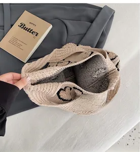 Vue de dessus du grand sac cabas en tricot à motif cœur montrant l'intérieur spacieux