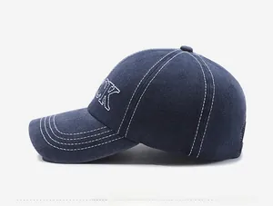 Dettaglio cappello baseball denim blu navy con ricamo CK bianco e cuciture a contrasto