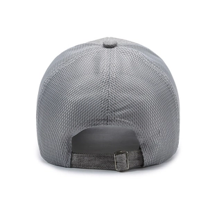 Vue arrière de la casquette de baseball grise avec boucle réglable et maille respirante