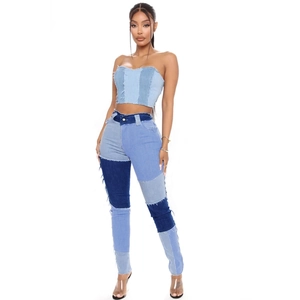 Completo denim bicolore a vita alta con top corto e pantaloni blu slim da donna