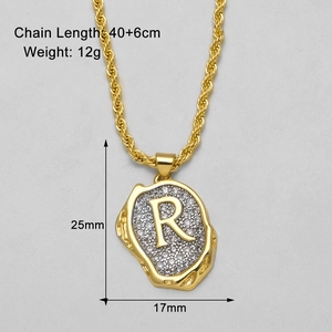 Detailansicht der goldfarbenen R-Halskette mit Zirkonia-Inlays und Maßangaben zur Kette