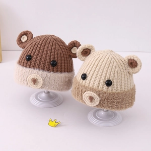 Dettagli del bordo in peluche e delle orecchie da orso sui berretti invernali per bimbi