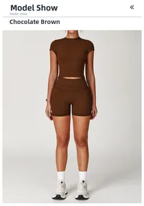 Completo yoga due pezzi marrone cioccolato con top corto aderente e pantaloncini a vita alta