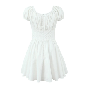 Robe courte blanche avec manches bouffantes, col carré et une silhouette évasée en A