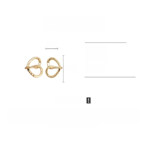Vista dettagliata degli orecchini a cuore placcati oro 18k, dimensioni 2cm x 2,5cm