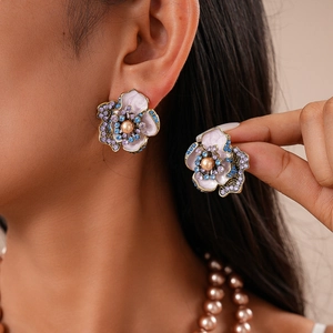 Boucles d'oreilles fleur vintage en émail violet avec perles et cristaux bleus