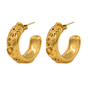 Détail de boucles d'oreilles C plaquées or 18K avec gravures de soleil et lune