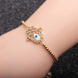 Detail der Hamsa-Hand-Armband mit bösem Blick und bunten Zirkonia am Handgelenk
