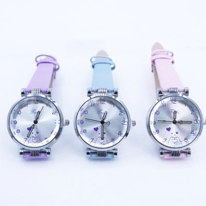 Trois montres à quartz Tadi pour femmes avec bracelets en cuir rose, bleu, violet et cœur