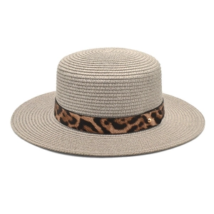 Vista dettagliata di un elegante cappello di paglia a cima piatta con nastro leopardato