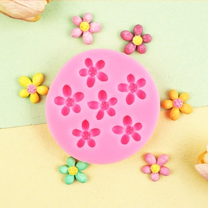 Moule en silicone rose avec 6 cavités de marguerites pour fondant, argile et pâtisserie