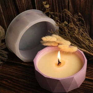 Dettaglio macro dello stampo per candela geometrica e vaso sfaccettato viola