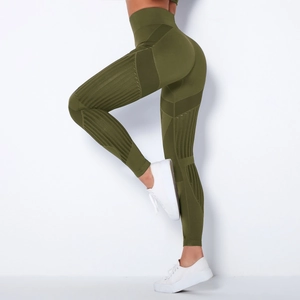 Detailansicht der olivgrünen nahtlosen High-Waist-Yogahose mit gerippter Textur und Nähten