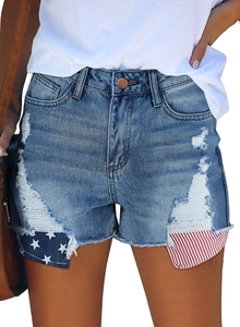 Détail du short en jean taille haute avec poches à motif drapeau américain et ourlet usé