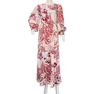 Détail d'une robe longue à fleurs avec manches lanternes et taille cintrée élégante