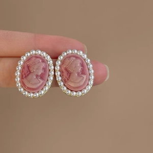 Orecchini vintage cammeo rosa con bordo di perle bianche ed elegante montatura in oro