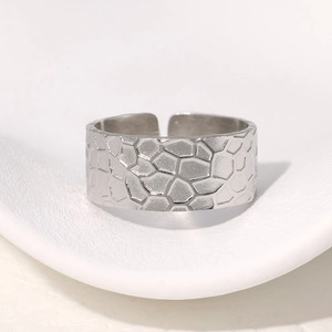 Verstellbarer Edelstahlring in Silber mit einzigartiger hexagonaler Rissstruktur