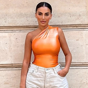 Nahaufnahme von hellorangefarbenem One-Shoulder-Body mit metallischer Kunstleder-Optik