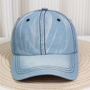 Détails d'une casquette en jean bleu clair avec surpiqûres contrastées et tissu de qualité