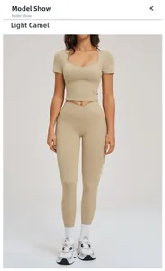 Detailansicht des hellkamelfarbenen Yoga-Sets mit hoher Taille und Seitentaschen