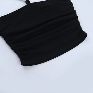 Détail du tissu froncé noir et des plis fins sur le haut court de style moderne