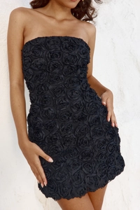 Détails des textures de roses 3D et de l'encolure bustier sur cette robe moulante noire