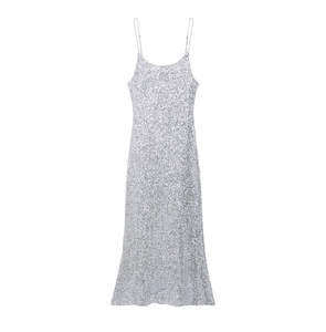 Détail d'une robe midi argentée à paillettes avec de fines bretelles sur fond blanc