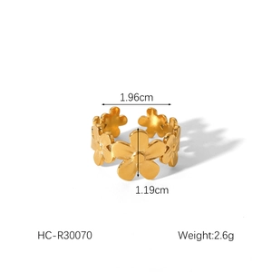 Vista dettagliata dell'anello floreale oro 18K con dimensioni 1,96cm e peso di 2,6g