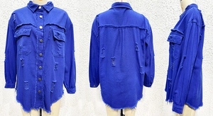 Detailansichten der kleinblauen Jeansjacke mit Destroyed-Effekten und Fransen am Saum
