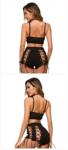Dettaglio del set sexy nero due pezzi con pantaloncini in denim stringati e crop top