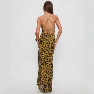 Robe longue sexy imprimé léopard avec dos nu et détails de bretelles croisées