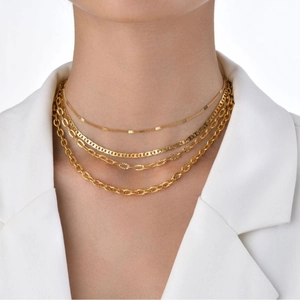 Collier multi-rangs en acier inoxydable plaqué or 18K avec mailles gourmette et forçat