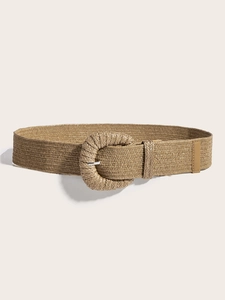 Détail d'une ceinture tressée en paille kaki avec boucle ronde et texture artisanale