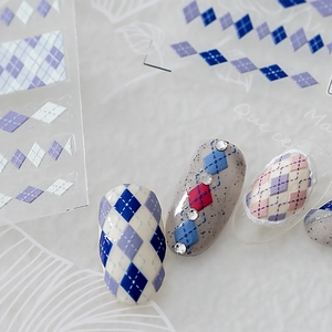 Klassische Argyle-Relief-Nagelaufkleber mit mattem Finish und kleinen Strasssteinen