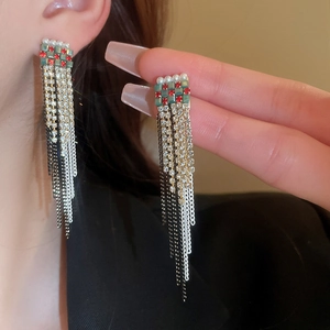 Elegante lange Quastenohrringe mit rot-grünem Strass-Schachbrettmuster und Perlen