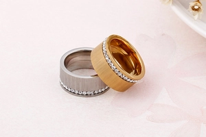 Macro di anelli in oro e argento satinato con fila di strass bianchi e finitura spazzolata